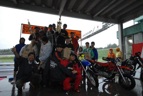 厳しい雨中のレースを制した